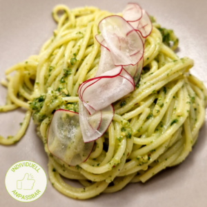 angerichtete Spaghetti mit Pesto und Radieschenscheiben auf einem Teller; HofladenBOX